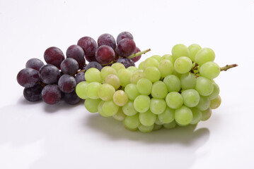 食べ頃のシャインマスカットとシードレス