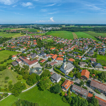 Die Gemeinde Traunwalchen bei Traunreut im Chiemgau im Luftbild