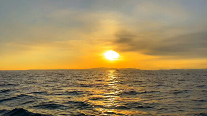夕日に照らされた幻想的な海景色