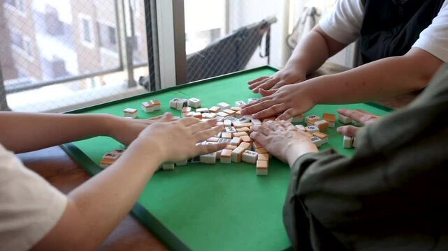 女性3人組で自宅マージャンの手元 洗牌