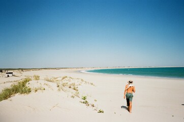 Obraz premium person walking on the beach