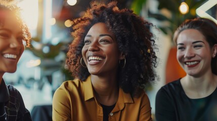 Obraz premium Three women with curly hair smiling and engaging in a lively conversation at a trendy café during the late afternoon