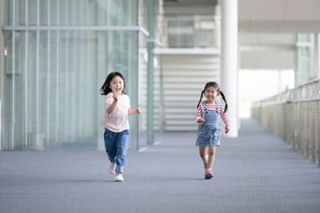 学校の校舎を走る、歩く子供たちクラスメイトのイメージ