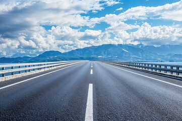 Fototapeta premium Empty asphalt highway leading to mountain landscape
