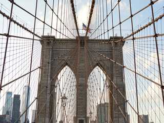 Obraz premium Brooklyn Bridge, connects the boroughs of Manhattan and Brooklyn in New York City. It is a historic symbol of New York and a fundamental part of the city, as it crosses the East River connecting Manha