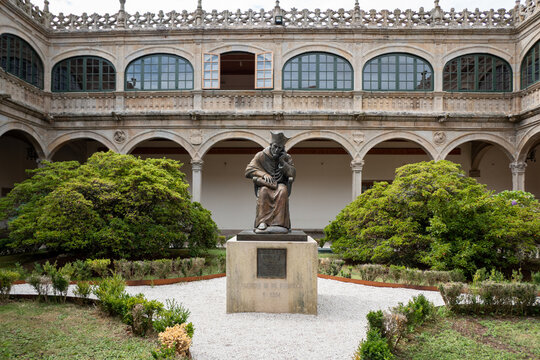 Est&aacute;tua de Alonso III de Fonseca no P&aacute;tio do Pazo de Fonseca em Santiago de Compostela, Espanha