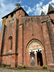 La façade et le portail de l’église Saint-Pierre du village de Collonges-la-Rouge en Corrèze