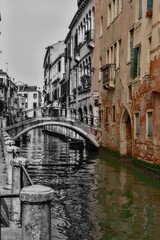 Camminare e fotografare la bellissima Venezia Italia in bianco e nero con zone colorate