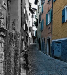 Camminare e fotografare la bellissima Riva del Garda Italia in bianco e nero con zone colorate