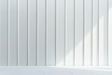 Obraz premium This image depicts a pristine white wall characterized by a series of vertical panels, providing a modern and minimalist aesthetic with sunlight casting shadows on the surface.