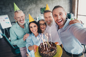 Photo of five successful corporate colleagues embrace hold birthday cake make selfie loft interior office indoors