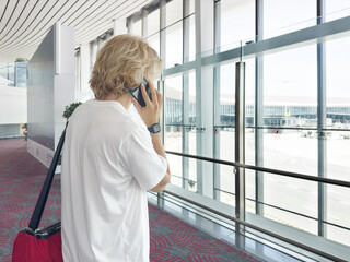 Waiting at the airport	,using smartphone, typing a message on the phone.	