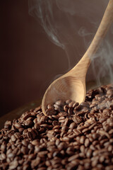 Obraz premium Coffee beans are smoky in a roasting pan.