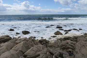 Eine breite Welle bricht am Strand von Solviken in Mölle an einem stürmischen Sommertag, Der Ort liegt auf der Halbinsel Kullen in der südschwedischen Provinz Schonen.