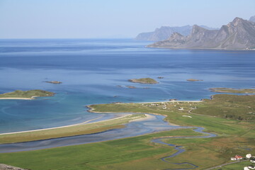 Mare azzurro artico d'estate visto dall'alto nelle Isole Lofoten in Norvegia.