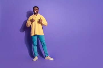 Full length photo of handsome young guy approve thumb up dressed stylish yellow garment isolated on violet color background