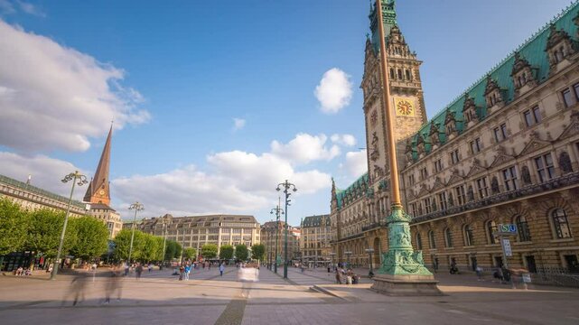 Hamburger Rathaus und Hauptplatz im Stadtzentrum Zeitraffer Hyperlapse-Videos in 4K. Hamburg Deutschland Rathaus Rathausmarkt Hauptplatz Altstadt