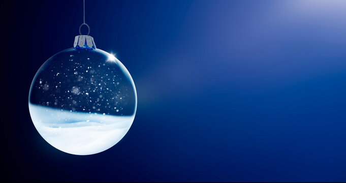 Blaue Schneekugel vor Blauem Hintergrund