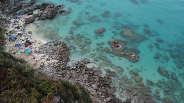 Spiaggia tropicale in Italia, Calabria, Tropea. Un video 4K ripreso da un drone che mostra il mare, il cielo e la spiaggia della Costa degli Dei.