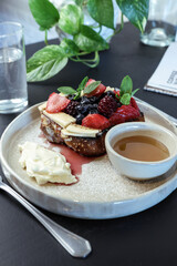 Tostada con frutos secos y miel