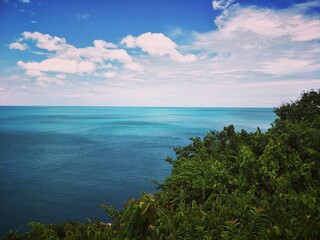 Obraz premium The image presents a breathtaking view of the ocean from a high vantage point.