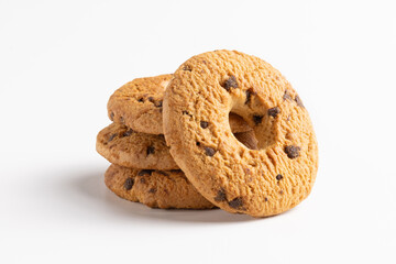Group of classic shortbread biscuits with chocolate chips, circular biscuits with a hole in the center, typically crumbly and slightly golden on the surface, made with simple ingredients