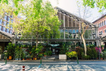 Stand mit Blumen am Mercat de la Concepció in Barcelona, Spanien