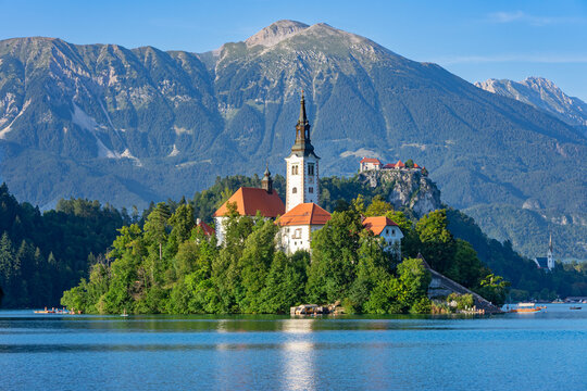 Urlaub in Slowenien, Bled: der Bleder See mit Ausflugsziel Insel, Blejski Otok, Gebirge im Hintergrund.