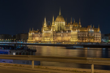 Fototapeta premium Hungarian Parliament Building at Night