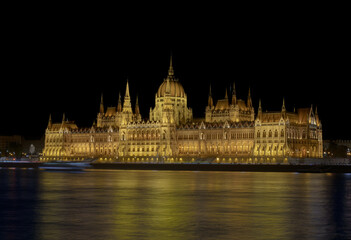 Fototapeta premium Hungarian Parliament Building at Night