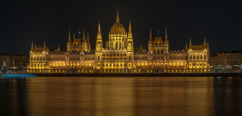 Fototapeta premium Hungarian Parliament Building at Night