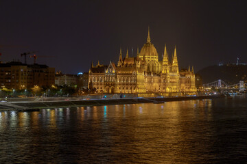 Obraz premium Hungarian Parliament Building at Night