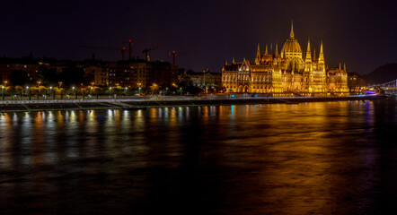 Naklejka premium Hungarian Parliament Building at Night