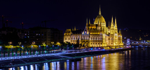 Obraz premium Hungarian Parliament Building at Night