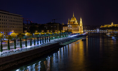 Obraz premium Hungarian Parliament Building at Night
