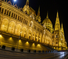 Fototapeta premium Hungarian Parliament Building at Night