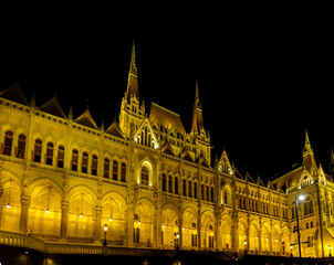 Obraz premium Hungarian Parliament Building at Night