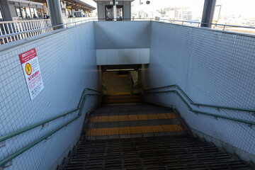 近鉄けいはんな線／新石切駅のプラットホームの階段