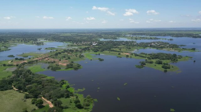 lago gigante con agua y mucho paisaje con vista a&eacute;rea con un dron