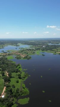 lago gigante con agua y mucho paisaje con vista a&eacute;rea con un dron