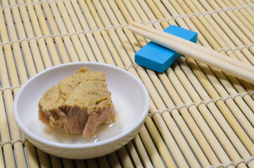 シンプルな背景の（Tuna）缶詰
