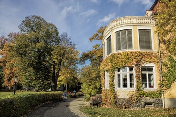 pulsnitz, deutschland - erker am neuen schloss im herbst