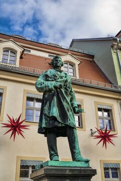 pulsnitz, deutschland - denkmal von ernst rietschel vor dem rathaus