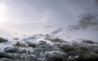 Graue Regenwolken im Herbst