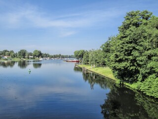 Fototapeta premium erkner, deutschland - grünes ufer am dämeritzsee