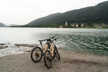 Fototapeta premium Zwei Elektrobikes Elektrofahrräder am Ossiacher See in Villach in Kärnten Österreich