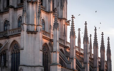 Fototapeta premium Desert Minimalism: A Modern House Blending with the Desert Landscape, Featuring Clean Lines, Glass Windows, and Tranquil Shadows at Sunset