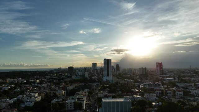 Desplazamiento Frontal en atardecer con nubes en ciudad con edificios