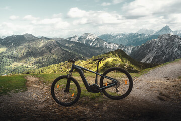 Fototapeta premium Elektro Mountainbike in den Karnischen Alpen in Nassfeld in Kärnten Österreich