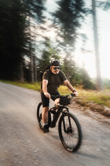 Obraz premium Älterer Mann fährt mit seinem E Mountainbike durch die Bikewelt Karnische Alpen in Nassfeld in Kärnten Österreich